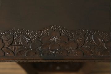 和製ビンテージ　伝統工芸　軽井沢彫り　華やかな桜の彫刻が美しいサイドテーブル(飾り台、花台、エンドテーブル、ナイトテーブル、ヴィンテージ)(R-068686)