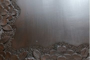 和製ビンテージ　伝統工芸　軽井沢彫り　華やかな桜の彫刻が美しいサイドテーブル(飾り台、花台、エンドテーブル、ナイトテーブル、ヴィンテージ)(R-068686)