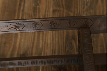 和製ビンテージ　伝統工芸　軽井沢彫り　華やかな桜の彫刻が美しいサイドテーブル(飾り台、花台、エンドテーブル、ナイトテーブル、ヴィンテージ)(R-068686)