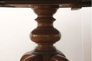 イギリスアンティーク　高級品!!　Lloyd's Antiques(ロイズ・アンティークス)取り扱い　マホガニー材　チルトアップ　クラシカルな佇まいが魅力のラウンドテーブル(ダイニングテーブル、4人掛け、2人掛け、食卓、丸テーブル、英国)(R-068689)