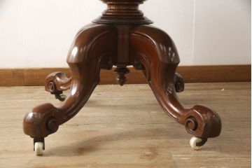 イギリスアンティーク　高級品!!　Lloyd's Antiques(ロイズ・アンティークス)取り扱い　マホガニー材　チルトアップ　クラシカルな佇まいが魅力のラウンドテーブル(ダイニングテーブル、4人掛け、2人掛け、食卓、丸テーブル、英国)(R-068689)