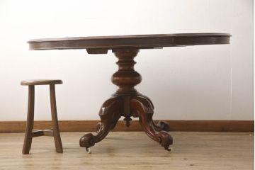 イギリスアンティーク　高級品!!　Lloyd's Antiques(ロイズ・アンティークス)取り扱い　マホガニー材　チルトアップ　クラシカルな佇まいが魅力のラウンドテーブル(ダイニングテーブル、4人掛け、2人掛け、食卓、丸テーブル、英国)(R-068689)