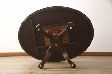 イギリスアンティーク　高級品!!　Lloyd's Antiques(ロイズ・アンティークス)取り扱い　マホガニー材　チルトアップ　クラシカルな佇まいが魅力のラウンドテーブル(ダイニングテーブル、4人掛け、2人掛け、食卓、丸テーブル、英国)(R-068689)
