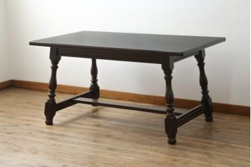 中古　美品　松本民芸家具　F型食卓　クラシカルな脚のデザインが目を引くダイニングテーブル(作業台、食卓、4人掛け)(定価約29万7千円)(R-068690)