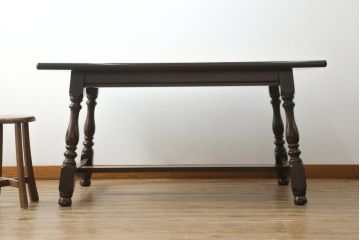 中古　美品　松本民芸家具　F型食卓　クラシカルな脚のデザインが目を引くダイニングテーブル(作業台、食卓、4人掛け)(定価約29万7千円)(R-068690)