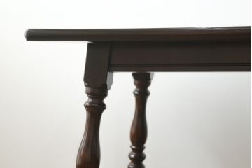中古　美品　松本民芸家具　F型食卓　クラシカルな脚のデザインが目を引くダイニングテーブル(作業台、食卓、4人掛け)(定価約29万7千円)(R-068690)