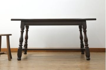 中古　美品　松本民芸家具　F型食卓　クラシカルな脚のデザインが目を引くダイニングテーブル(作業台、食卓、4人掛け)(定価約29万7千円)(R-068690)