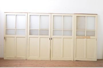 アンティーク建具　ペイント仕上げ限定　レトロな空間づくりにおすすめな古い学校の引き戸4枚セット(ガラス戸)(R-068699)