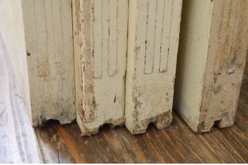 アンティーク建具　ペイント仕上げ限定　レトロな空間づくりにおすすめな古い学校の引き戸4枚セット(ガラス戸)(R-068699)