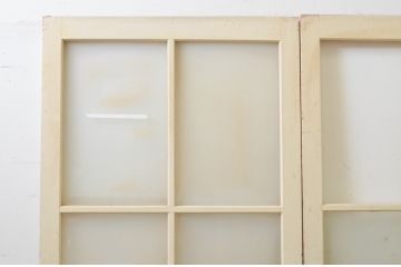 アンティーク建具　ペイント仕上げ限定　レトロな空間づくりにおすすめな古い学校の引き戸2枚セット(ガラス戸)(R-068700)