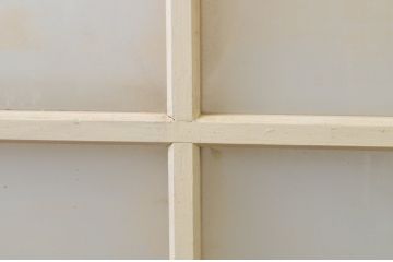 アンティーク建具　ペイント仕上げ限定　レトロな空間づくりにおすすめな古い学校の引き戸2枚セット(ガラス戸)(R-068700)