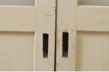 アンティーク建具　ペイント仕上げ限定　レトロな空間づくりにおすすめな古い学校の引き戸2枚セット(ガラス戸)(R-068700)