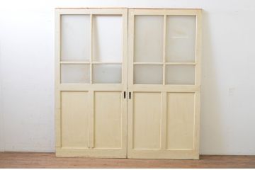 アンティーク建具　ペイント仕上げ限定　レトロな空間づくりにおすすめな古い学校の引き戸2枚セット(ガラス戸)(R-068700)