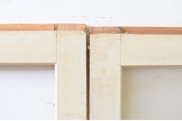 アンティーク建具　ペイント仕上げ限定　レトロな空間づくりにおすすめな古い学校の引き戸2枚セット(ガラス戸)(R-068700)