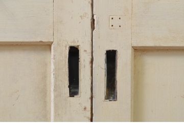 アンティーク建具　ペイント仕上げ限定　レトロな空間づくりにおすすめな古い学校の引き戸2枚セット(ガラス戸)(R-068700)