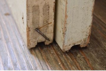 アンティーク建具　ペイント仕上げ限定　レトロな空間づくりにおすすめな古い学校の引き戸2枚セット(ガラス戸)(R-068700)