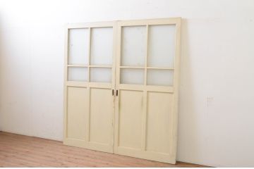 アンティーク建具　ペイント仕上げ限定　レトロな空間づくりにおすすめな古い学校の引き戸2枚セット(ガラス戸)(R-068701)