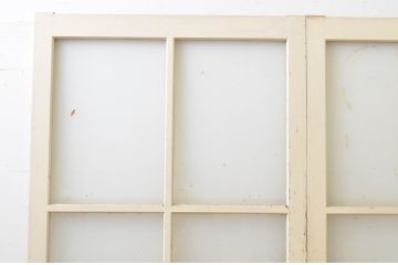 アンティーク建具　ペイント仕上げ限定　レトロな空間づくりにおすすめな古い学校の引き戸2枚セット(ガラス戸)(R-068701)