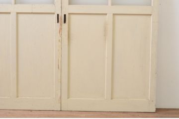 アンティーク建具　ペイント仕上げ限定　レトロな空間づくりにおすすめな古い学校の引き戸2枚セット(ガラス戸)(R-068701)