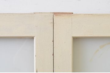 アンティーク建具　ペイント仕上げ限定　レトロな空間づくりにおすすめな古い学校の引き戸2枚セット(ガラス戸)(R-068701)
