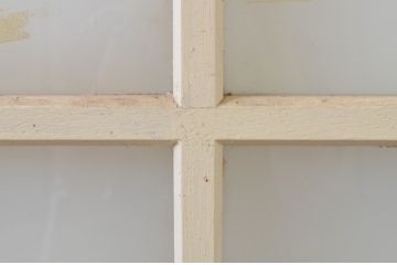 アンティーク建具　ペイント仕上げ限定　レトロな空間づくりにおすすめな古い学校の引き戸2枚セット(ガラス戸)(R-068701)