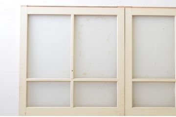 アンティーク建具　ペイント仕上げ限定　レトロな空間づくりにおすすめな古い学校の引き戸2枚セット(ガラス戸)(R-068701)