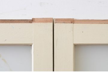 アンティーク建具　ペイント仕上げ限定　レトロな空間づくりにおすすめな古い学校の引き戸2枚セット(ガラス戸)(R-068701)