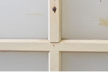 アンティーク建具　ペイント仕上げ限定　レトロな空間づくりにおすすめな古い学校の引き戸2枚セット(ガラス戸)(R-068701)
