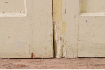 アンティーク建具　ペイント仕上げ限定　レトロな空間づくりにおすすめな古い学校の引き戸2枚セット(ガラス戸)(R-068701)