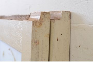 アンティーク建具　ペイント仕上げ限定　レトロな空間づくりにおすすめな古い学校の引き戸2枚セット(ガラス戸)(R-068701)