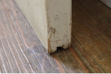 アンティーク建具　ペイント仕上げ限定　レトロな空間づくりにおすすめな古い学校の幅広ガラス戸1枚(引き戸)(R-068702)