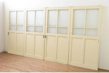 アンティーク建具　ペイント仕上げ限定　レトロな空間づくりにおすすめな古い学校の引き戸4枚セット(ガラス戸)(R-068704)