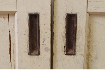 アンティーク建具　ペイント仕上げ限定　レトロな空間づくりにおすすめな古い学校の引き戸4枚セット(ガラス戸)(R-068704)