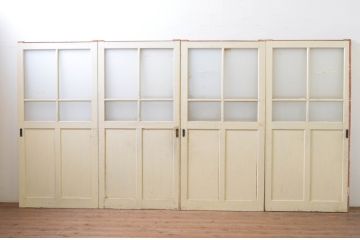 アンティーク建具　ペイント仕上げ限定　レトロな空間づくりにおすすめな古い学校の引き戸4枚セット(ガラス戸)(R-068704)