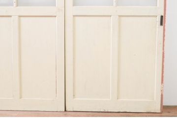 アンティーク建具　ペイント仕上げ限定　レトロな空間づくりにおすすめな古い学校の引き戸4枚セット(ガラス戸)(R-068704)