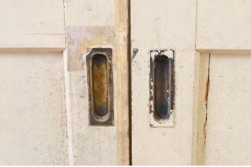 アンティーク建具　ペイント仕上げ限定　レトロな空間づくりにおすすめな古い学校の引き戸4枚セット(ガラス戸)(R-068704)