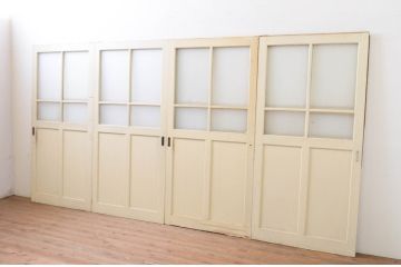 アンティーク建具　ペイント仕上げ限定　レトロな空間づくりにおすすめな古い学校の引き戸4枚セット(ガラス戸)(R-068705)