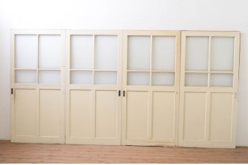 アンティーク建具　ペイント仕上げ限定　レトロな空間づくりにおすすめな古い学校の引き戸4枚セット(ガラス戸)(R-068705)