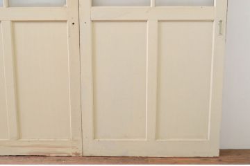 アンティーク建具　ペイント仕上げ限定　レトロな空間づくりにおすすめな古い学校の引き戸4枚セット(ガラス戸)(R-068705)