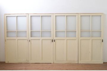 アンティーク建具　ペイント仕上げ限定　レトロな空間づくりにおすすめな古い学校の引き戸4枚セット(ガラス戸)(R-068705)