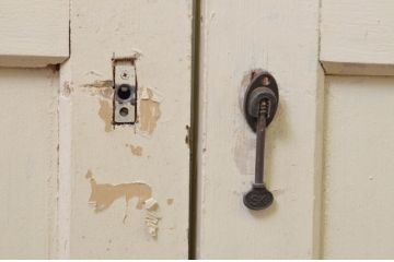 アンティーク建具　ペイント仕上げ限定　レトロな空間づくりにおすすめな古い学校の引き戸4枚セット(ガラス戸)(R-068705)