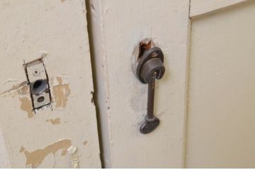 アンティーク建具　ペイント仕上げ限定　レトロな空間づくりにおすすめな古い学校の引き戸4枚セット(ガラス戸)(R-068705)