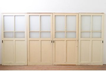 アンティーク建具　ペイント仕上げ限定　レトロな空間づくりにおすすめな古い学校のガラス戸4枚セット(引き戸)(R-068707)