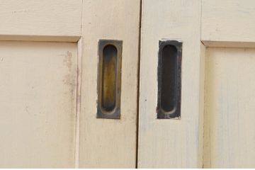 アンティーク建具　ペイント仕上げ限定　レトロな空間づくりにおすすめな古い学校のガラス戸2枚セット(引き戸)(R-068709)