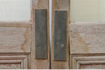アンティーク建具　総欅(ケヤキ)材　経年を感じさせる木味が魅力の大振りな両開きドア1対2枚セット(木製扉、ガラス扉)(R-068730)