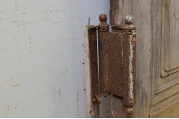 アンティーク建具　総欅(ケヤキ)材　経年を感じさせる木味が魅力の大振りな両開きドア1対2枚セット(木製扉、ガラス扉)(R-068730)