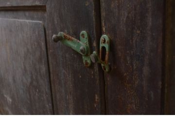 アンティーク建具　総欅(ケヤキ)材　経年を感じさせる木味が魅力の大振りな両開きドア1対2枚セット(木製扉、ガラス扉)(R-068730)