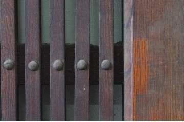 アンティーク建具　総欅(ケヤキ)材　漆塗りが美しい格子蔵戸1枚(引き戸、格子戸、玄関戸)(R-068733)