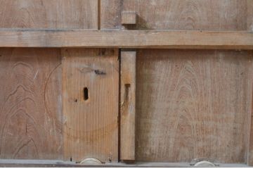 アンティーク建具　総欅(ケヤキ)材　漆塗りが美しい格子蔵戸1枚(引き戸、格子戸、玄関戸)(R-068733)