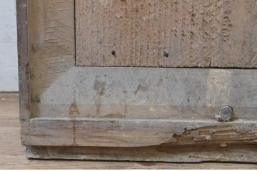 アンティーク建具　時代の流れを感じさせる木の味わいが魅力的な漆喰(しっくい)の蔵戸1枚(引き戸、玄関戸)(R-068736)